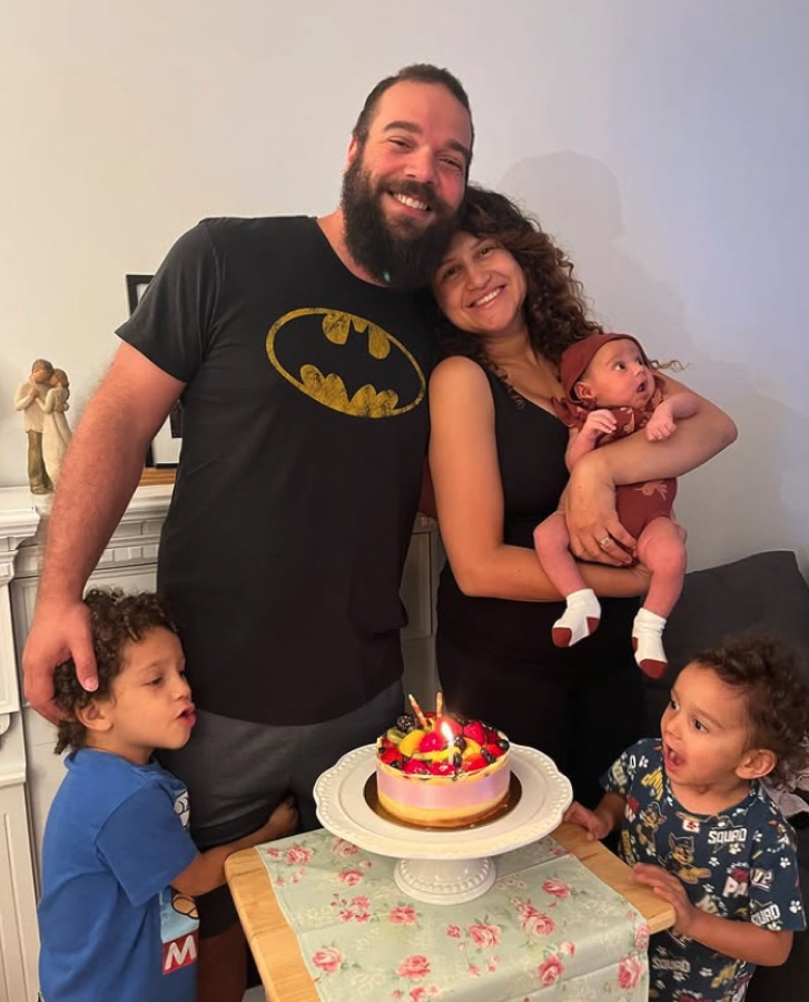 A familia reunida em volta do bolo